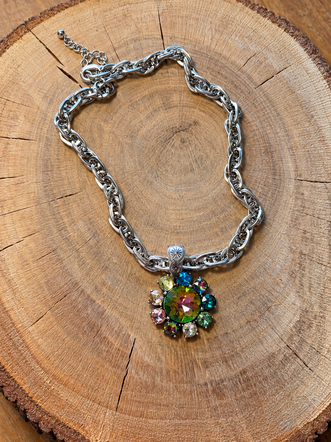 Multicolor Crystal Flower Necklace – Chunky Silver-Tone Chain on natural wood